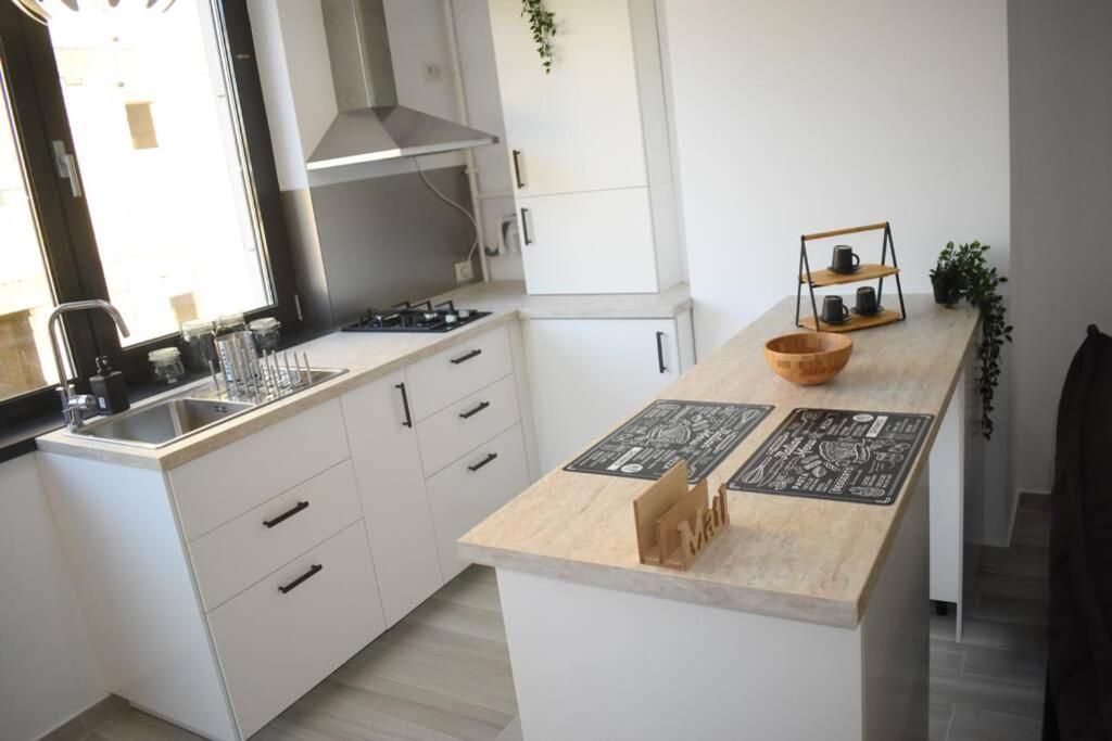 Apartment By The Lake With A View 마마이아 외부 사진