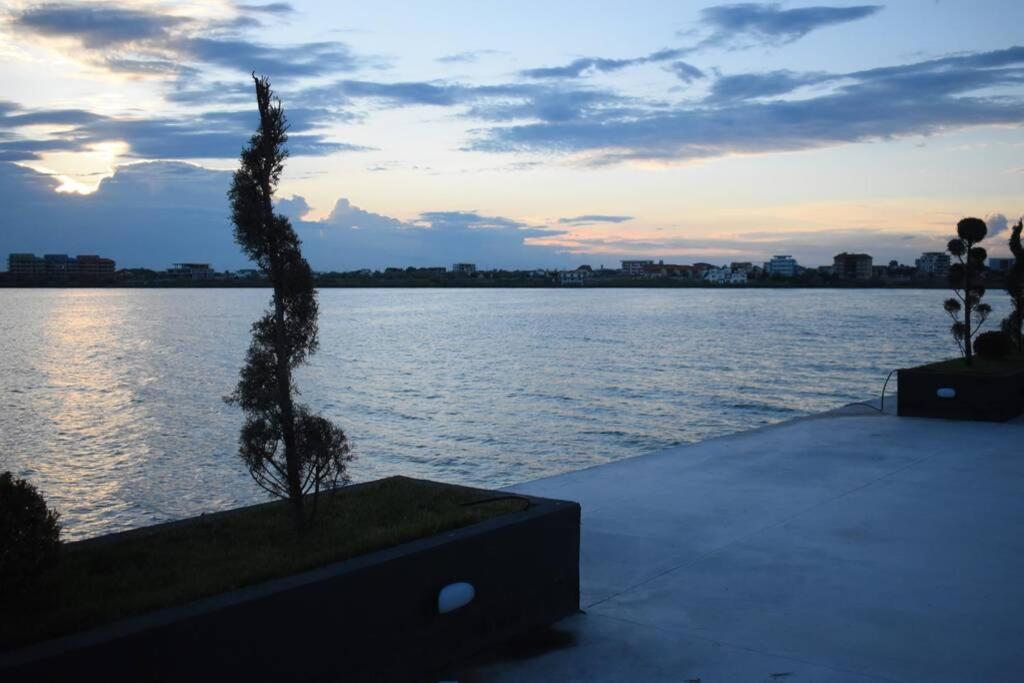 Apartment By The Lake With A View 마마이아 외부 사진
