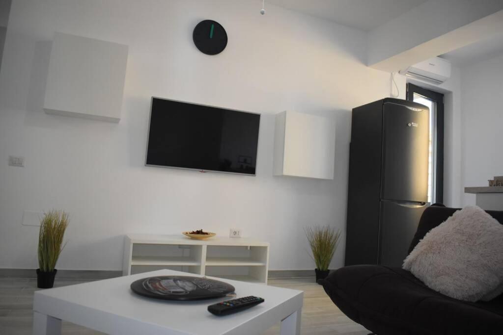Apartment By The Lake With A View 마마이아 외부 사진